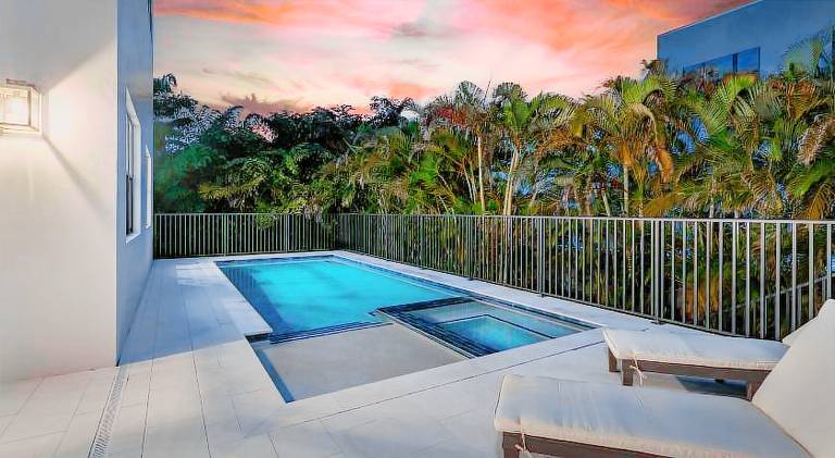 House with pool — photo 3