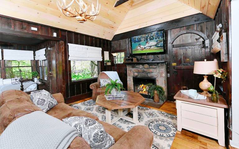 Cabin with grill, hot tub & terrace | River view — photo 5