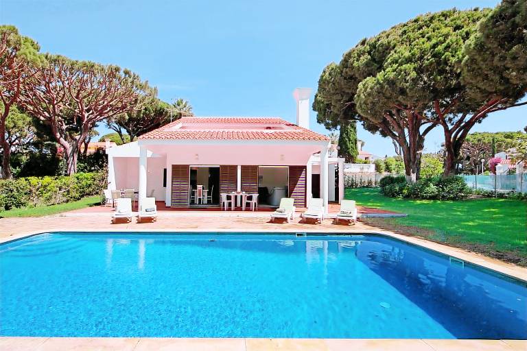 Villa with grill, yard & patio in Loulé