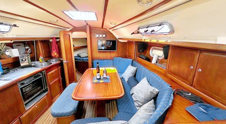 Boat with hot tub | Pets allowed — photo 2