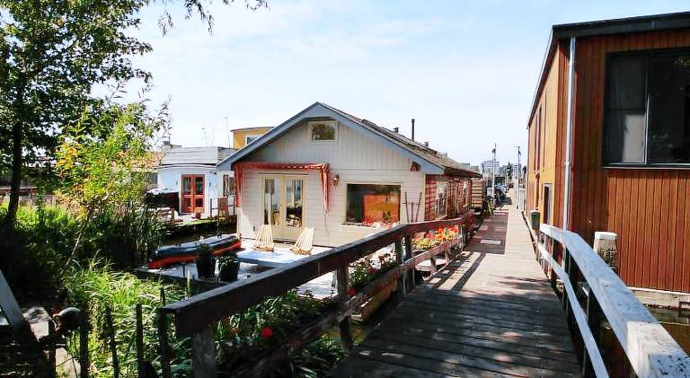 Houseboat apartment with water terrace, free bikes & fast wifi — photo 3