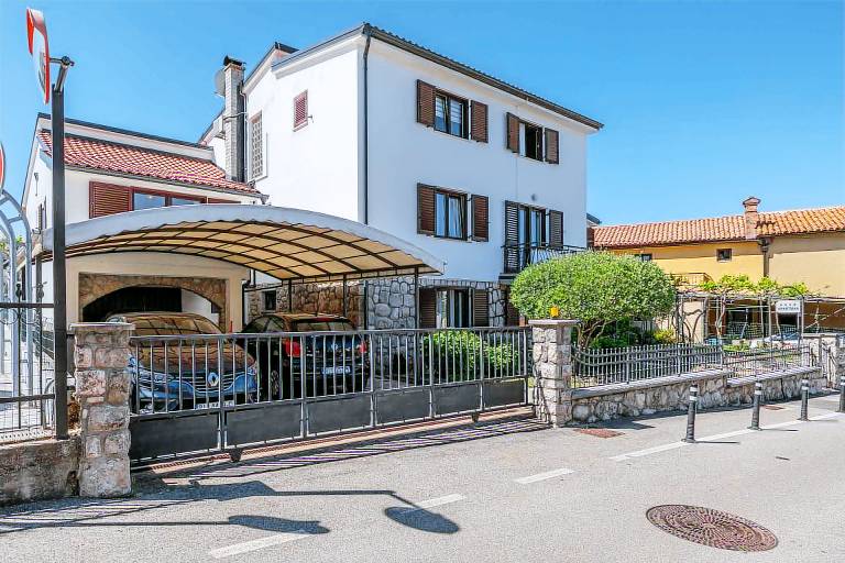 Holiday apartment with terrace and sea view in Omisalj