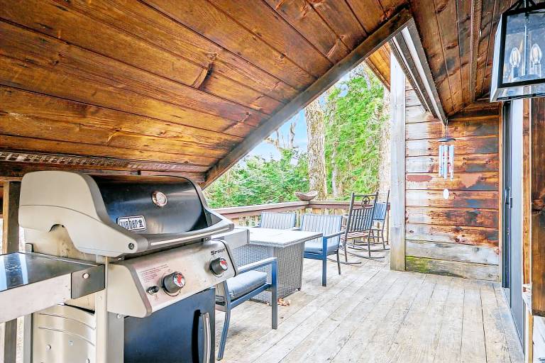 Fully equipped vacation home with yard & patio | Pets allowed — photo 3