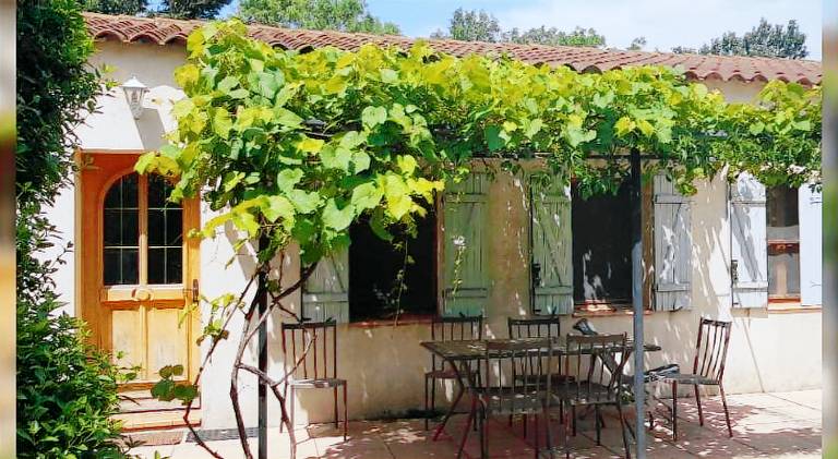 Vacation home with terrace, barbeque & garden in Arles