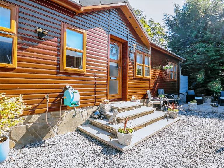 Cottage with yard — photo 2