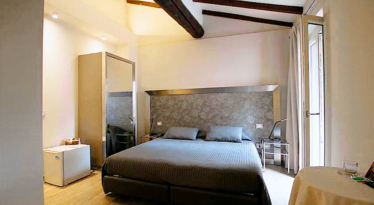 Serviced apartment with patio — photo 2