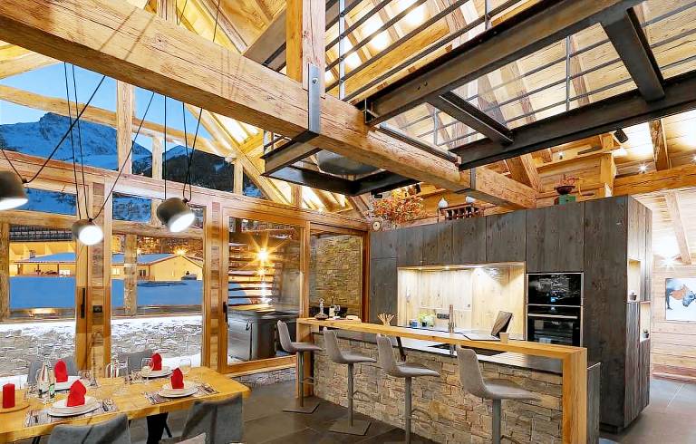 Chalet, 10m from shops, sauna, terrace, fireplace or stove, tv, 260m², Les 2 Alpes — photo 2