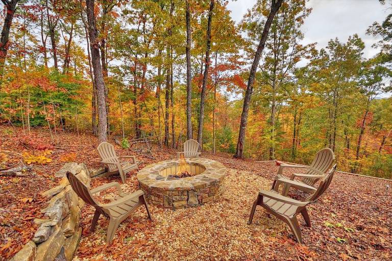 Wakin on a Pretty Day: Luxurious pet-friendly retreat with stunning mountain views, hot tub, outdoor fireplace, pool table, WiFi, and downtown convenience — photo 5
