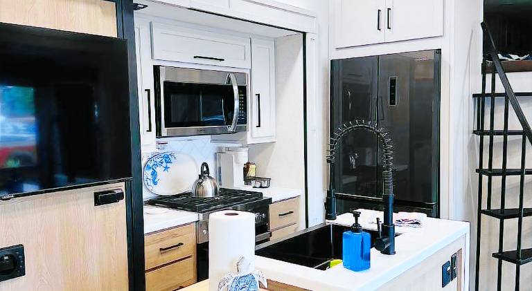 Stylish RV with 2 Bedrooms, 2 Lofts and 2 Bathrooms — photo 3