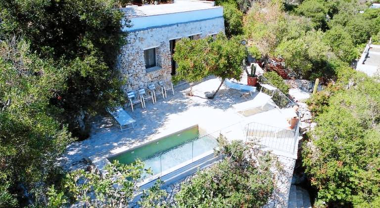 Villa with pool — photo 4