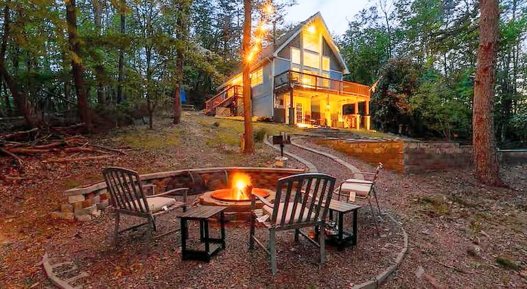 Bryce Chalet - Hot Tub, Game Room, Fire Pit, Pets in Shenandoah, MD