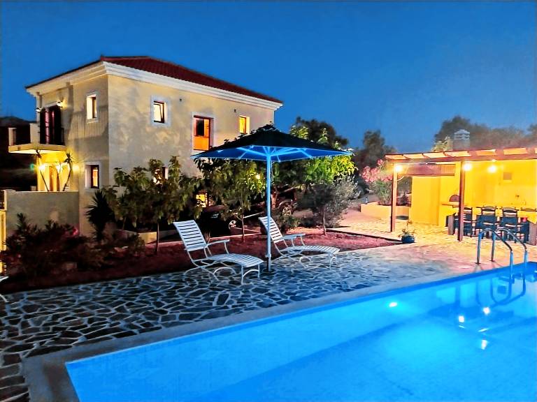 House with private pool, patio & BBQ — photo 2