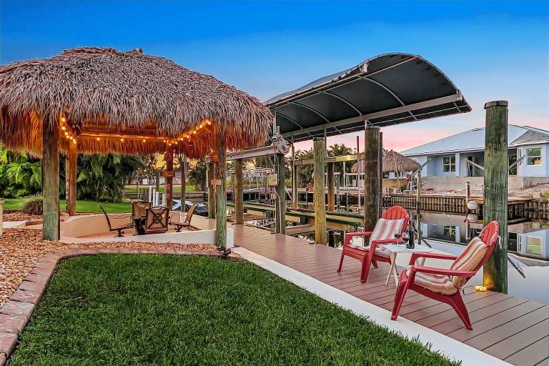 Children-friendly vacation home with BBQ, jacuzzi & private pool | Water view | Pets are welcome — photo 4