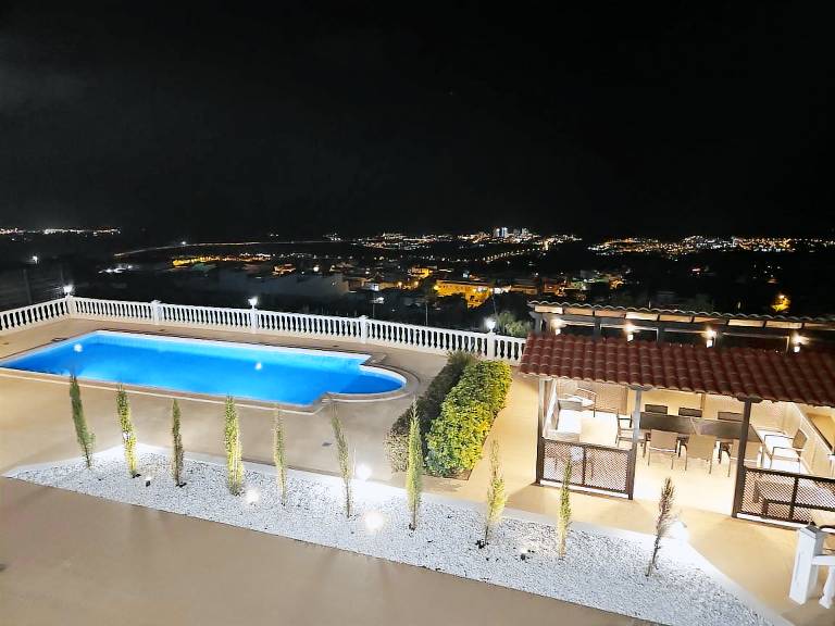 Vacation Villa 'Cool 4-bedroom with Sea Views' with Sea View, Wi-Fi and Air Conditioning — photo 3