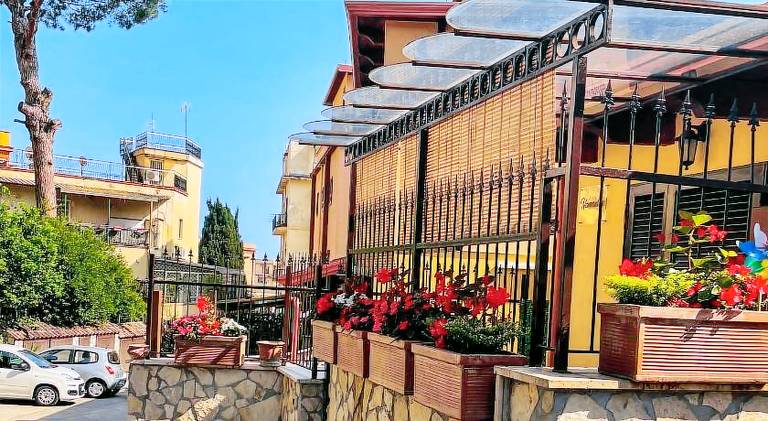 House with 1 room for 4 persons in Casoria
