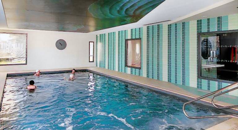 Beautiful serviced apartment with jacuzzi, sauna & patio | Pets allowed — photo 5