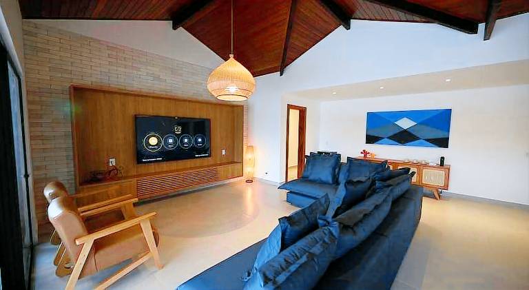 House with pool — photo 2