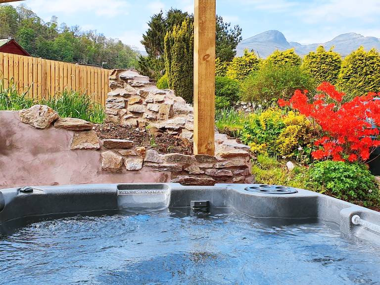 Cottage with jacuzzi & yard | Next to Falls of Dochart — photo 2