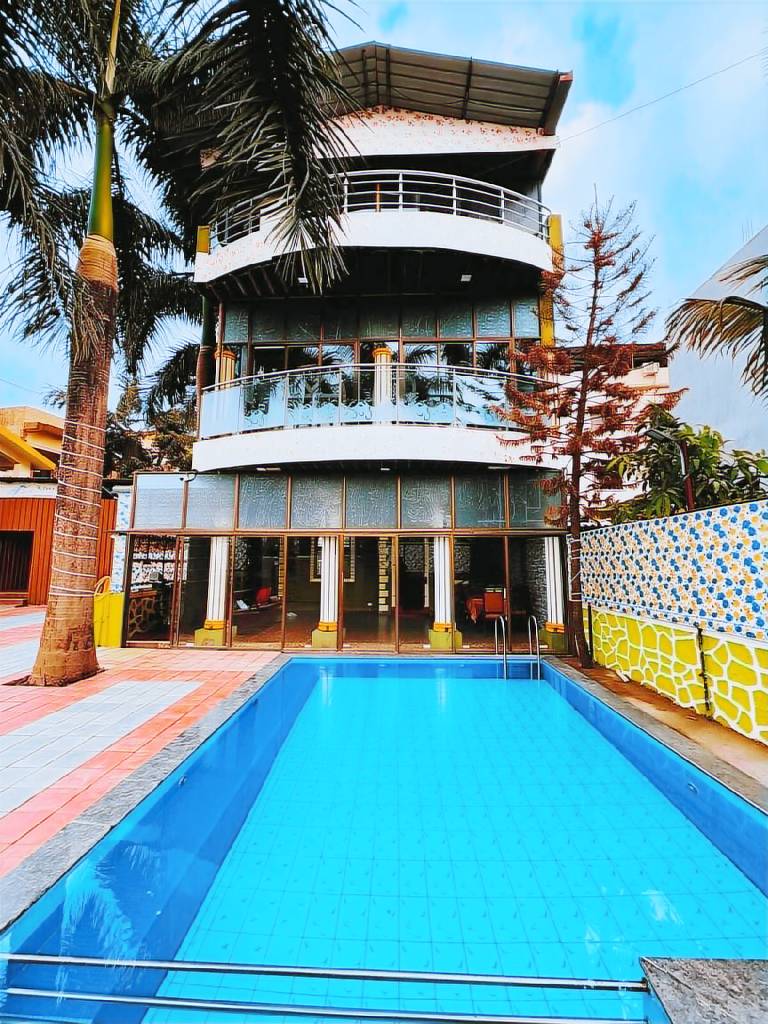 House with barbecue, yard & pool in Khandala