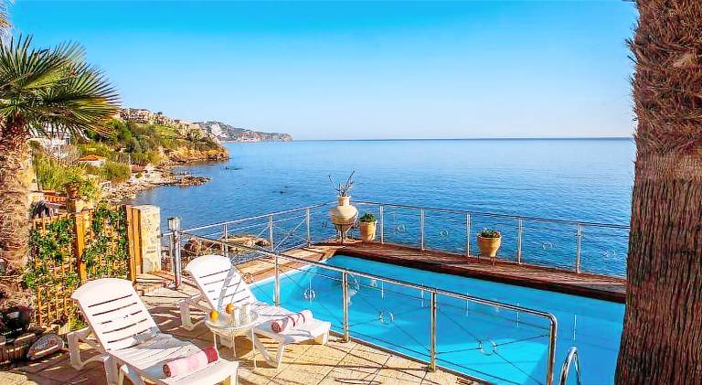 Exclusive Seaside Retreat with Shared Pool & Private Beach Access — photo 2