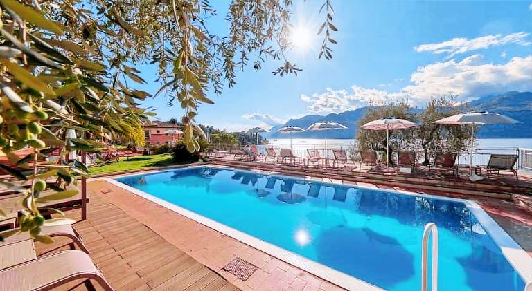 Villa with terrace, hot tub & pool — photo 3