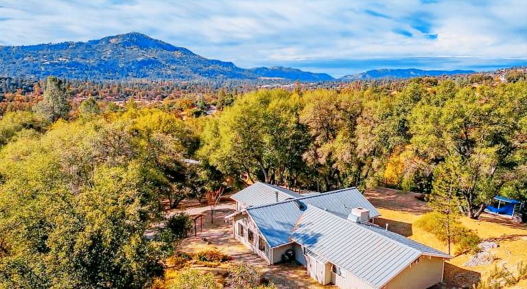 House | Perfect for remote work in Oakhurst, CA