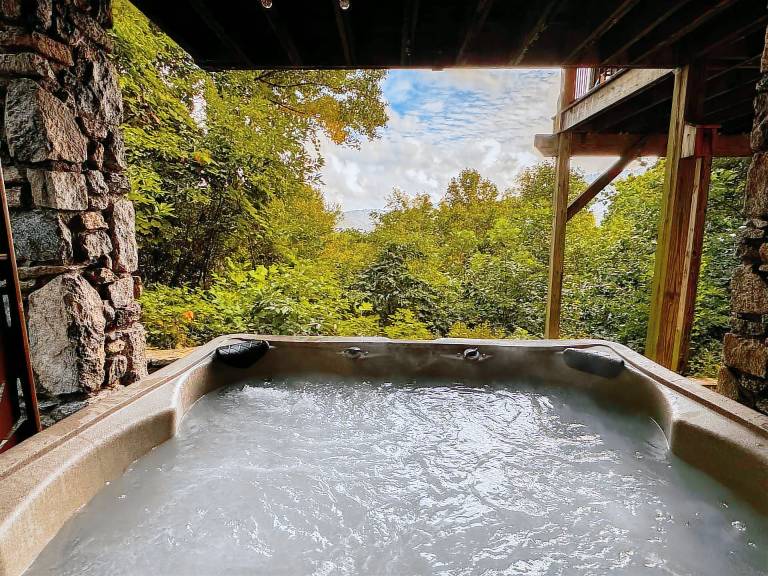 Howland House A Mid-century Modern Gem with Fireplace, Hot Tub, Pet-friendly — photo 2