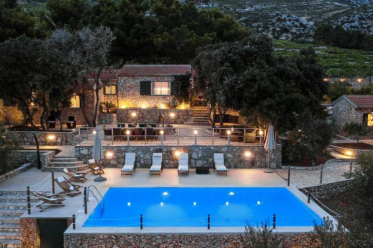 Fully equipped villa with barbecue, yard & private pool | Water view | Dogs allowed — photo 4