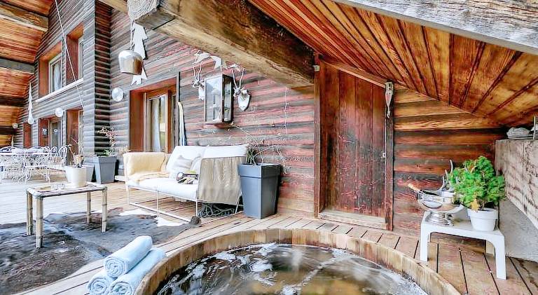 Chalet with hot tub — photo 5