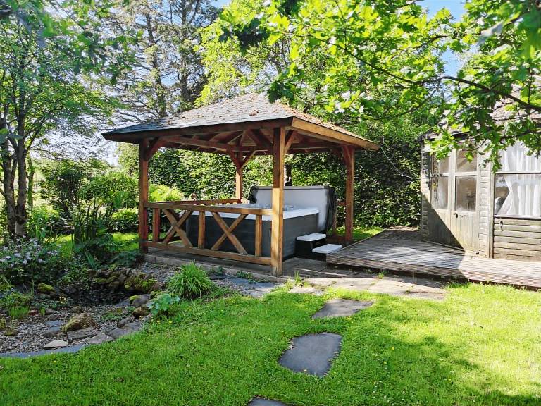 Cottage with garden & hot tub — photo 4