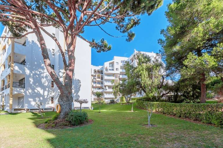 Cozy Apartment with Balcony, Sea Views, Pool & Airco! — photo 4