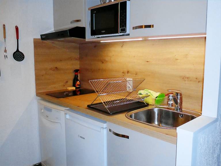 Cozy Studio for 4: Ski-In/Ski-Out, Balcony, Wi-Fi, Garage, Pet-Friendly — photo 3
