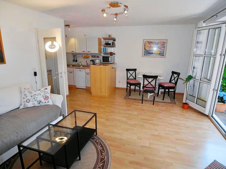 Rental apartment with patio & yard — photo 4