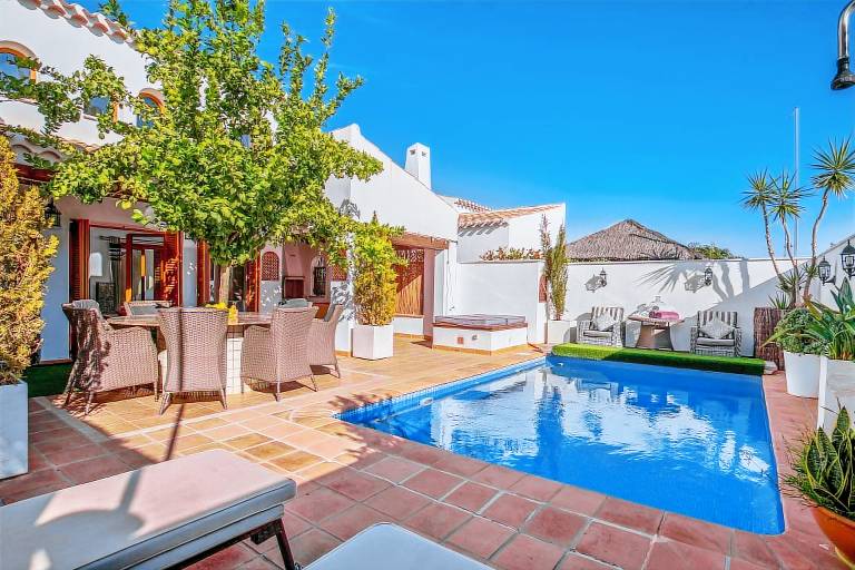 Child-friendly nice villa with sauna, private pool & yard | Mountain view | Dogs allowed — photo 2