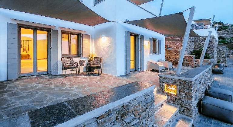 Villa with yard, pool & patio — photo 4