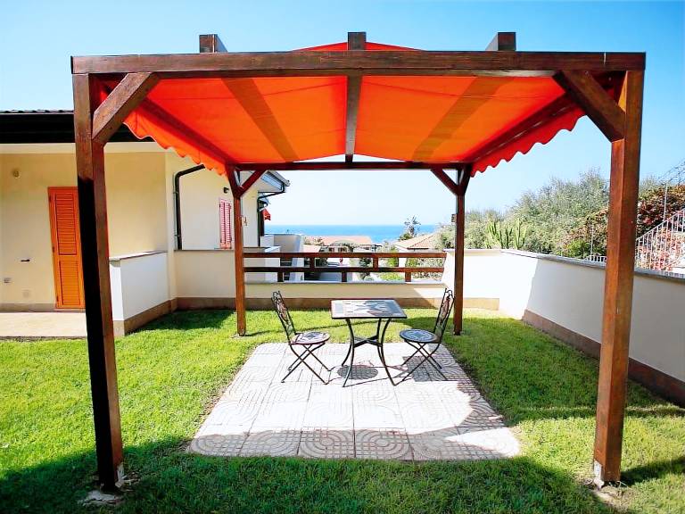 Rental apartment with grill, terrace & yard — photo 5