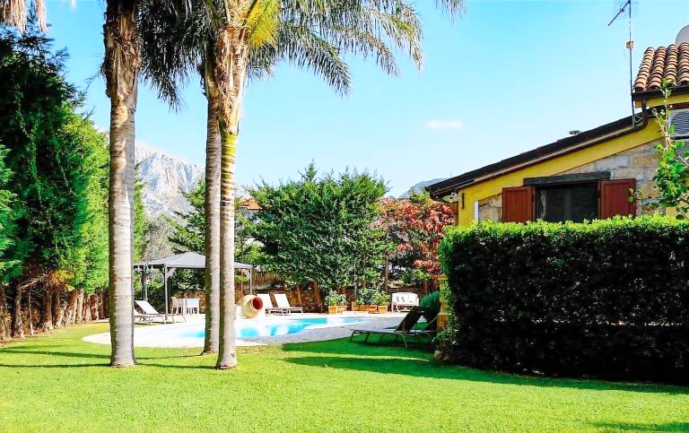 Villa with private pool & grill — photo 3