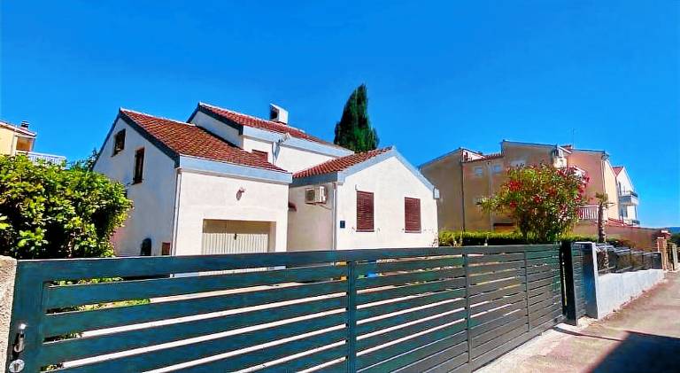 Ample vacation home with hot tub | Beach nearby | Pets are welcome in Okrug