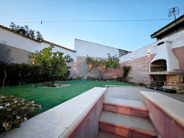 Beautiful vacation home with yard | Pets allowed — photo 3