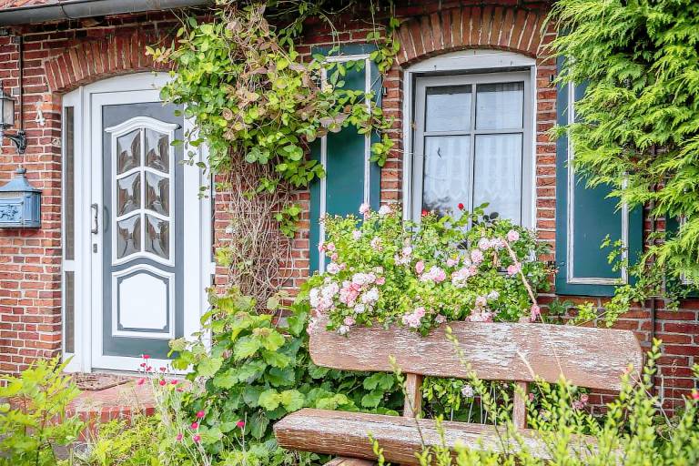 Früher Bahnhof, heute Feriendomizil: Große Ferienwohnung mit verspieltem Charakter auf ca. 110 m²: 3 Schlafzimmer, 2 Küchen, 2 Bäder und Platz für bis zu 6 Personen, überdachte Terrasse und Garten. Für alle, die Individualität und Atmosphäre schätzen! — photo 2