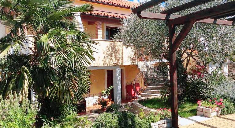 Holiday apartment with terrace, grill & garden — photo 4