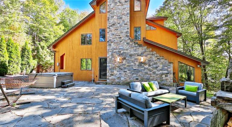 House with hot tub | Pets allowed — photo 5