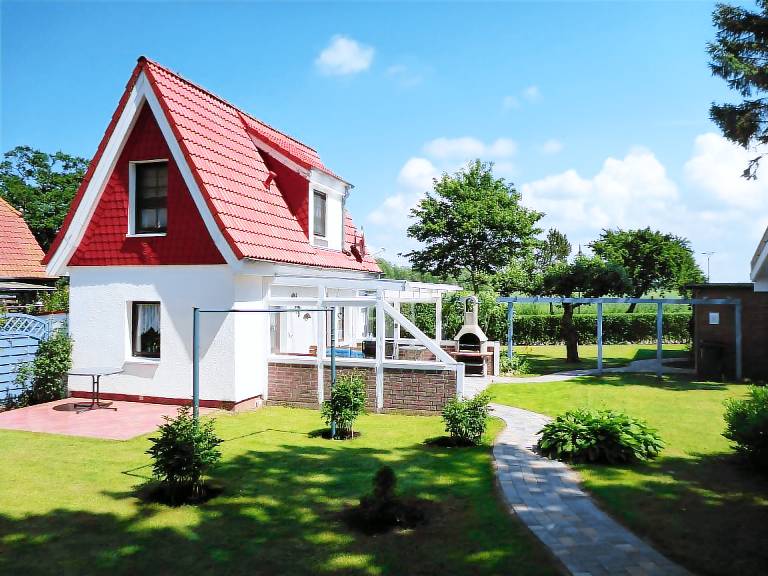 Behagliches Ferienhaus mit Garten und Terrasse