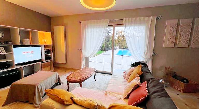 House with pool — photo 2