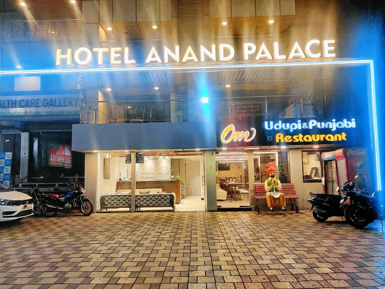 Hotel Anand Palace in Rahata