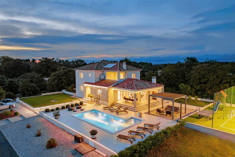 Villa with pool, yard & patio — photo 2