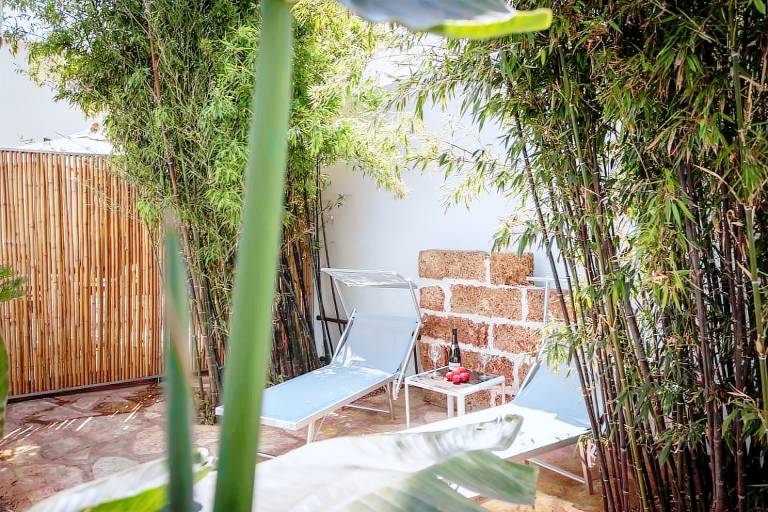 Child-friendly charming rental apartment with terrace, garden & jacuzzi | Garden view | Dogs allowed — photo 4