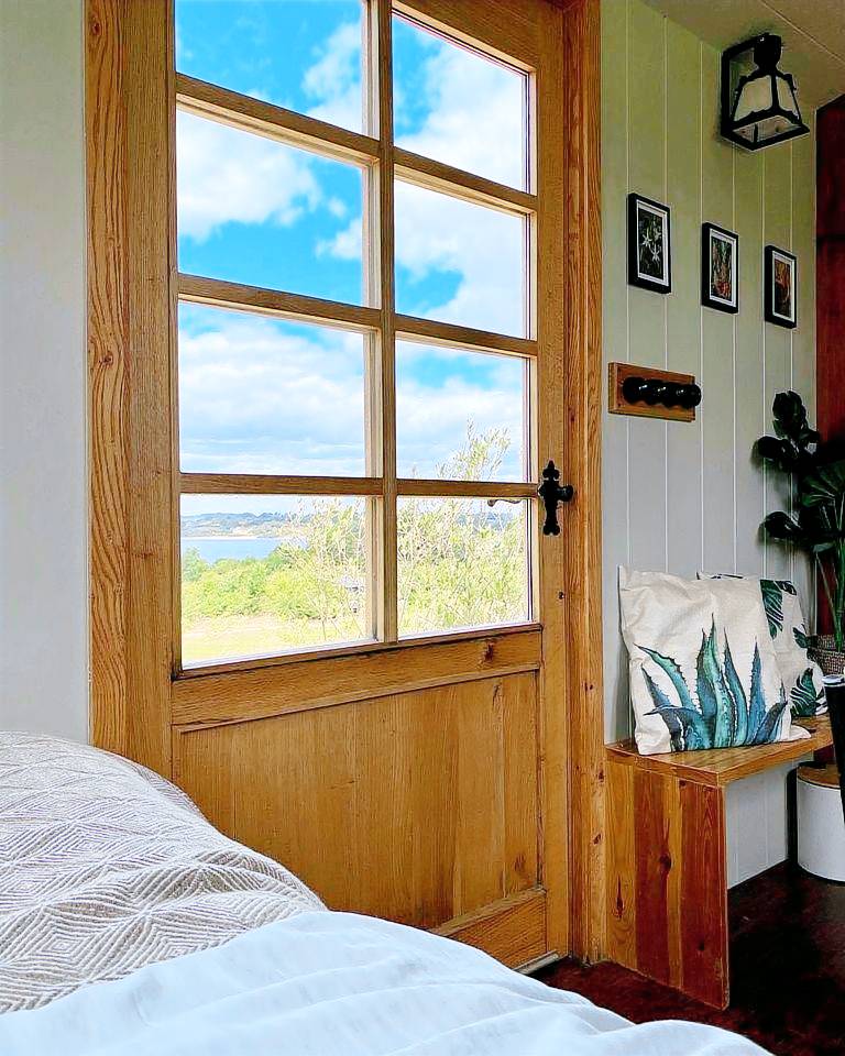 Idyllic Lakeside Shepherds Hut Haven near Rutland Water in Rutland — photo 4