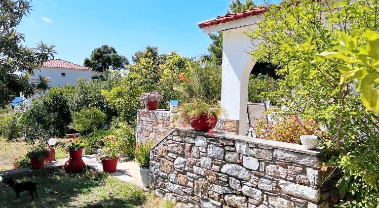 Apartment with yard & terrace | Beach nearby | Pets are welcome in Skiathos