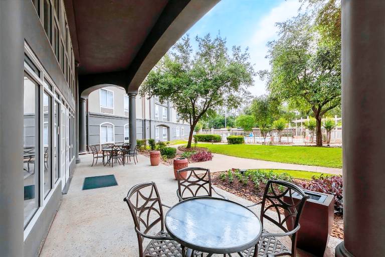 La Quinta Inn & Suites by Wyndham Houston Bush IAH South — photo 4